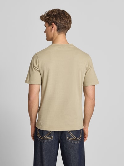 Männermodel trägt T-Shirt mit Label-Print Modell 'FELIX' von Jack & Jones Premium aus reiner Baumwolle, Regular Fit, Rückenansicht Ganzkörperansicht.