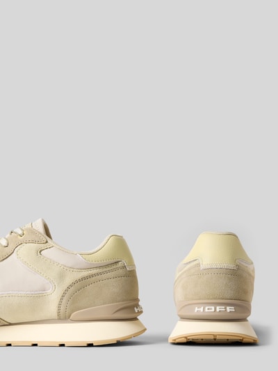 Produktfoto, Sneaker aus Leder-Mix mit Logo-Detail Modell 'City' von HOFF, beige Töne, abgerundete Form, profilierte Sohle, Seiten- und Rückansicht