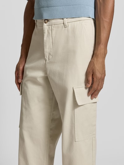 Mężczyzna nosi Loose Fit Cargohose aus Bio-Baumwoll-Mix Modell '220-LOOSE MILES COMFORT' od SELECTED HOMME, jasny kolor, gładka faktura, boczne i tylne kieszenie, pasek i zapięcie na guzik, perspektywa: zbliżenie na górną część spodni.