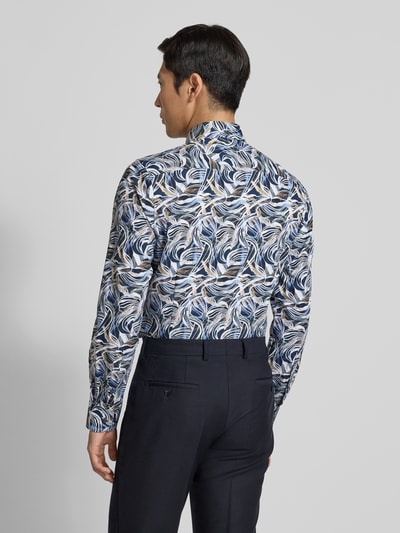 Männermodel trägt Slim Fit Businesshemd aus Baumwolle mit Kentkragen von OLYMP Level Five, gemustert, Rückenansicht Ganzkörperansicht. Rückenlänge 80 cm, Schulterbreite 44 cm, Ärmellänge 67 cm, Knopfleiste.