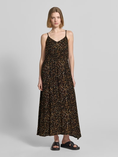 Frauenmodel trägt Midikleid aus reiner Viskose Modell 'Marrakech' von ICHI mit Taillierter Passform, Rückenausschnitt, Spaghetti-Trägern, Rückenlänge 118 cm, Brustweite 42 cm, gemustert in Schwarz, Orange und Gelb, Ganzkörperansicht von vorne.