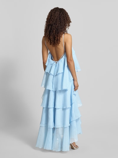 Frauenmodel trägt Maxikleid mit 3D-Rüschendetails Modell 'DELILAH' von Vero Moda in Hellblau, unifarben, Rüschenblüte, Ganzkörperansicht Rückansicht.