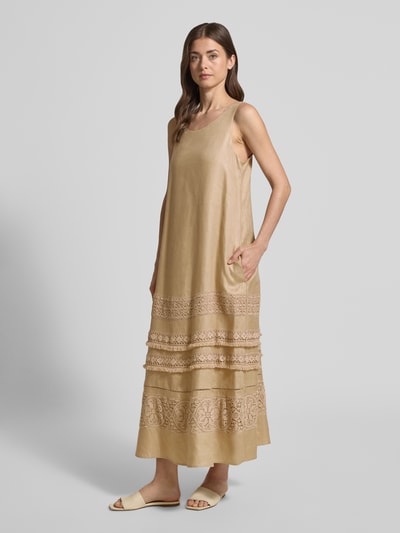 Modelka kobieca nosi Fließendes Freizeitkleid aus reinem Leinen Modell 'DOLMEN' od Weekend Max Mara, len, beż, haft, koronka, wzór allover, maxi, bez rękawów, proste wykończenie, kieszenie boczne, widok całej sylwetki z przodu.