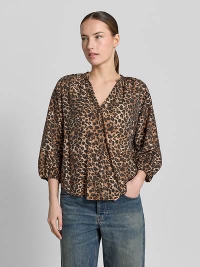 Frauenmodel trägt Bluse aus Viskose-Mix mit Serafino-Ausschnitt von Zero, Animalprint, Loose Fit, 3/4-Arm, elastische Ärmelabschlüsse, Nahaufnahme Oberkörper.
