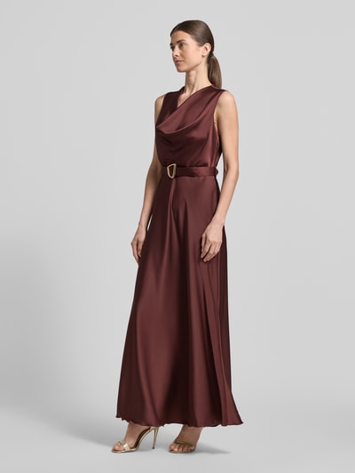 Frauenmodel trägt Regular Fit Abendkleid aus Satin von Rinascimento in Dunkelrot, Elastischer-Material-Mix, Wasserfallkragen, Ärmelloses-Design, abnehmbares Stoffband, glatte Textur, Ganzkörperansicht von vorne.