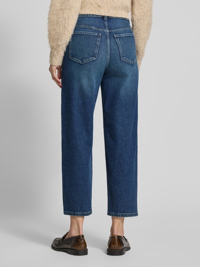 Vrouwenmodel draagt Barrel Fit Jeans met steekzakken van Christian Berg Woman in donkerblauw met rechte pijpen, katoenmix, volledige rugaanzicht.