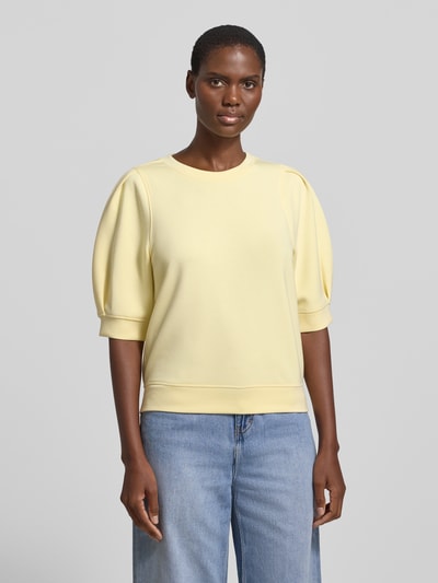 Vrouwenmodel draagt Regular Fit Sweatshirt aus Modal-Mix van s.Oliver RED LABEL in look: effen, met plooidetails, ronde hals, pofmouwen, scuba materiaalverwerking, mix van modal, ganzlichaamsaanzicht van voren.