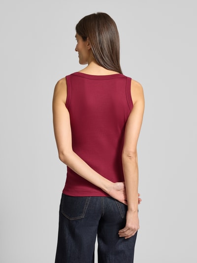 Kobiece modelka nosi Tanktop mit geripptem Rundhalsausschnitt von Marc Cain, krój slim fit, tył w kolorze bordowym, długość tyłu w rozmiarze 36: 45 cm, całkowity widok z tyłu.