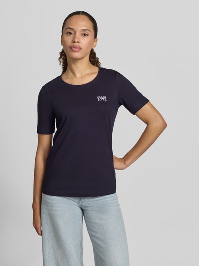 Frauenmodel trägt T-Shirt mit Statement-Stitching und Rundhalsausschnitt von Christian Berg Woman in Dunkelblau, reine Baumwolle, Regular Fit, glatte Textur, Vorderansicht, Ganzkörperansicht von vorne.