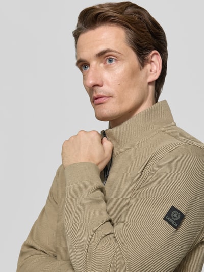Männermodel trägt Regular Fit Jacke aus Baumwoll-Mix Modell 'SELANIK' von LERROS, beige, strukturierte Oberfläche, Nahaufnahme Oberkörper. Jacke mit Reißverschluss und Eingrifftaschen, Rückenlänge 69 cm, Ärmellänge 65 cm.