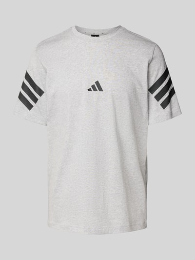 adidas Sportswear T-Shirt mit Logo und Rundhalsausschnitt Mittelgrau 2