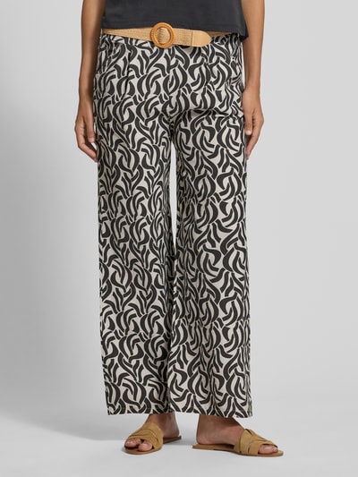 Frauenmodel trägt Stoffhose aus Viskose-Mix mit Gürtel Modell 'Mi44laa' von ZABAIONE, Allover-Look, Wide Leg, Nahaufnahme Unterkörper.