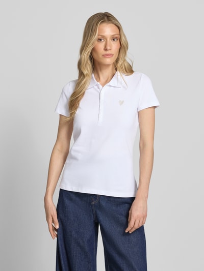 Frauenmodel trägt Regular Fit T-Shirt aus Baumwoll-Mix von Tom Tailor, unifarben, Polokragen, kurzarm, glatte Textur, Ganzkörperansicht von vorne.