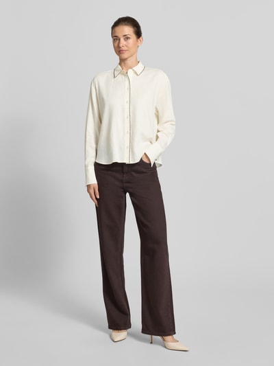 Vrouwenmodel draagt Leinenbluse mit Ziernaht und Kentkragen van Christian Berg Woman Selection, crème, straight fit, knoopsluiting, lange mouwen, linnen-viscosemix, voorkant geheel zichtbaar, geheellichaamsaanzicht van voren
