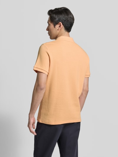 Männermodel trägt Regular Fit Strick-Poloshirt mit V-Ausschnitt von MCNEAL in Pfirsich, Struktur Baumwoll-Mix mit Stretch-Anteil, Ganzkörperansicht Rückansicht. Rückenlänge bei Größe M: 70 cm.