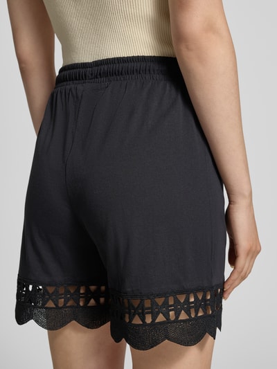 Frauenmodel trägt Regular Fit Shorts aus reiner Baumwolle Modell 'GABBY' von Vero Moda, Optik: Unifarben, Materialverarbeitung: Jersey, elastischer Bundabschluss, Detailaufnahme Rückansicht.