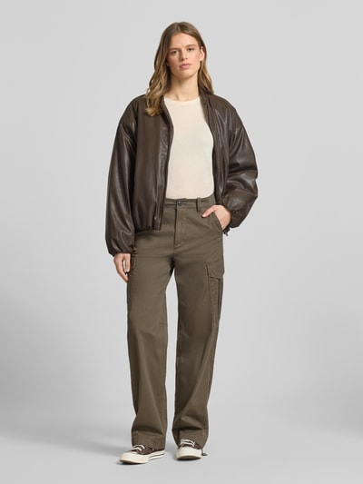Modelka prezentuje spodnie cargo Loose Fit Cargohose aus Baumwoll-Mix od G-Star Raw, mieszanka bawełny i elastanu, krój loose fit, zapięcie na guzik i zamek błyskawiczny, szlufki na pasek, wpuszczane kieszenie z przodu, kieszenie cargo i z tyłu, zakończenia nogawek: ze sznurkami, szerokość w rozmiarze 27: 40 cm, długość wewnętrzna nogawki w rozmiarze 27: 81 cm, widok całej sylwetki z przodu