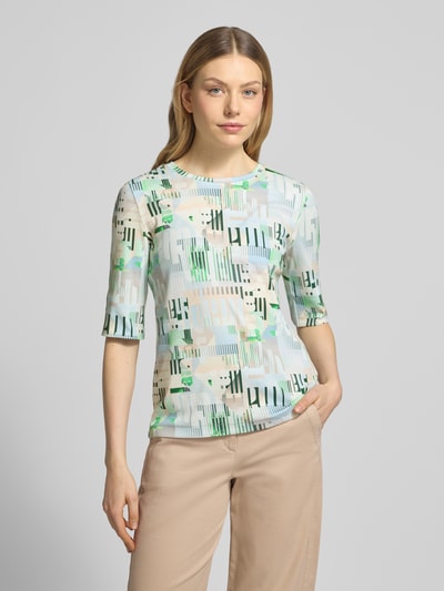 Vrouwenmodel draagt Slim Fit Longsleeve met ronde hals van Marc Cain, katoenen print, slim fit, halflange mouwen, ruglengte maat 36 56 cm, voorkant bovenlichaam close-up.