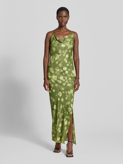 Frauenmodel trägt Schmales Freizeitkleid aus Viskose-Mix Modell 'GIONA' von Selected Femme in floraler Batik-Optik:Allover-Muster, Satin, schmale Passform, Maxi-Länge, Wasserfall-Ausschnitt, Ärmelform: Ohne, Materialverarbeitung: Satin, Ganzkörperansicht von vorne.