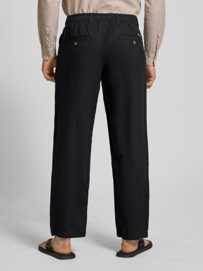Mannenmodel draagt zwarte linnen herenbroek Jack & Jones Leinenhose mit elastischem Bund Modell 'KARL LAWRENCE', regular fit, elastische band, bandwijdte maat M 40 cm, binnenbeenlengte maat M 75 cm, ganzkörperaanzicht achteraan.
