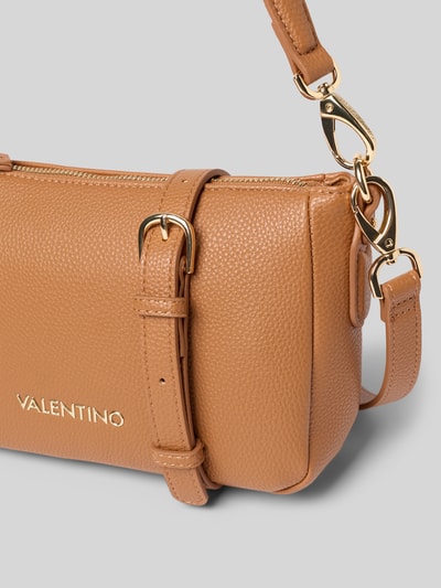 Produktfoto, Shoulder Bag mit Logo-Applikation Modell 'Brixton' von VALENTINO BAGS in Leder-Optik mit Strukturmuster in Camel, goldene Details