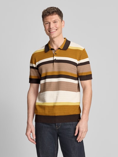 Männermodel trägt Regular Fit Poloshirt mit Knopfleiste von Scotch & Soda, Herren, Reine Baumwolle, Strukturmuster, Allover-Look, Ganzkörperansicht von vorne.