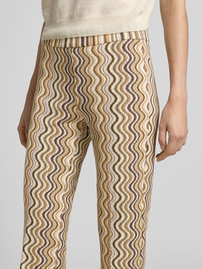 Vrouwenmodel draagt Hose in verkürzter Passform Modell 'FAITH' van Cambio, modalmix met viscose, verkorte pasvorm, elastische band, detailopname heup en bovenbeen