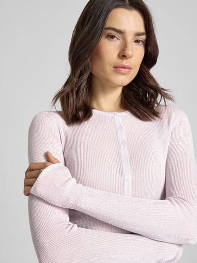 Modelka kobieca nosi Kardigan rozpinany z mieszanki wiskozy od Jake*s Cocktail, krój slim fit, okrągły dekolt, prążkowana tekstura, na całej długości listwa guzikowa, prążkowane wykończenia, długość tyłu w rozmiarze 36: 49 cm, jasnoróżowy, detaliczny widok górnej części ciała.