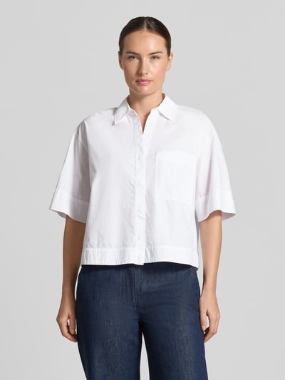 Vrouwenmodel draagt boxy witte blouse met korte mouwen van katoen, model 'Filsona' van OPUS, Dames, vooraanzicht heuphoogte