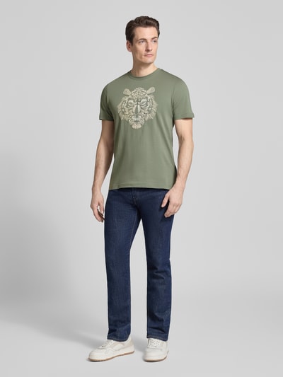 Męski model trägt T-shirt mit Rundhalsausschnitt von Antony Morato, mieszanka bawełny i elastanu, krój regular fit, motyw, długość tyłu w rozmiarze M: 69 cm, widok całej sylwetki z przodu