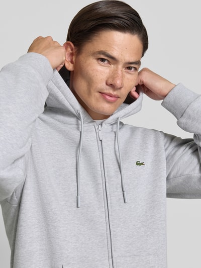 Männermodel trägt Regular Fit sweatjack van katoenmix van Lacoste in lichtgrijs, Heren sweatjack, Nahaufnahme Oberkörper