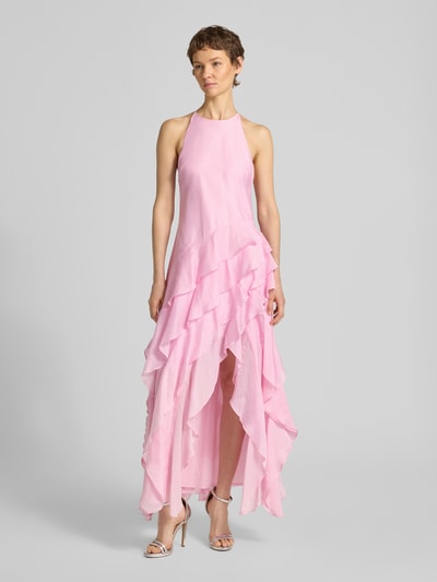 Vrouwenmodel draagt roze Cocktailkleid aus Lyocell-Mix mit Leinen-Anteil Modell 'Jianna' van Forever New, A-lijn, maxi, met volants, Ganzkörperaanzicht van voren.