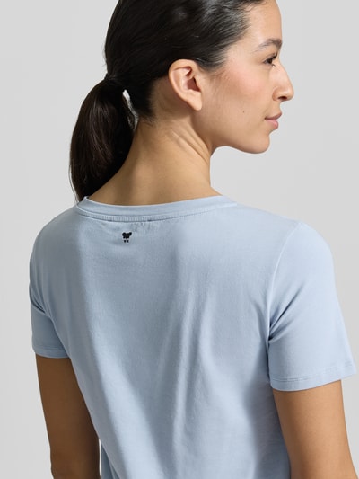 Vrouwenmodel draagt Slim Fit T-shirt uit katoenmix Model 'MULTIB' van Weekend Max Mara, look: effen, applicatie met labelstitching, ronde hals, korte mouw, katoenmix. Detailopname rugaanzicht.