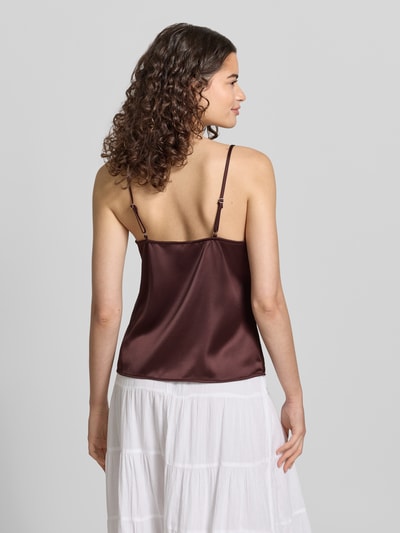 Frauenmodel trägt Regular Fit Trägertop mit Spitzenbesatz Modell 'RAYA' von Only, Optik: Unifarben, Satin, Ganzkörperansicht Rückansicht.