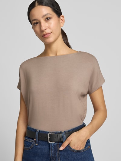 Frauenmodel trägt Oversized T-Shirt aus Viskose-Mix von s.Oliver RED LABEL in Taupe zu Jeans, weiche Textur, Nahaufnahme Oberkörper.