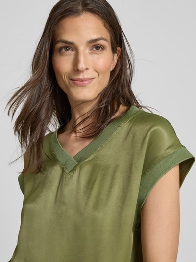 MORE & MORE Relaxed Fit Blusenshirt mit V-Ausschnitt Oliv 3