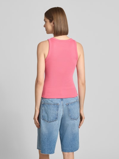 Frauenmodel trägt Trägertop in Ripp-Optik mit Label-Stitching Modell 'Dara' von OH APRIL, Rosa, Baumwoll-Elasthan-Mix, Ganzkörperansicht Rückansicht.