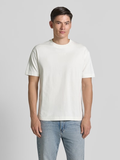 Männermodel trägt Relaxed Fit T-Shirt aus reiner Baumwolle von Marc O'Polo, Optik: Unifarben, Jersey, Label-Stitching, Rundhals, Kurzarm, Ganzkörperansicht von vorne