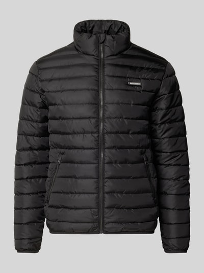 Produktfoto, schwarze Jacke mit Label-Patch Modell 'ELVIS' von JACK & JONES, Stehkragen, Reißverschluss, seitliche Taschen, glatte Oberfläche