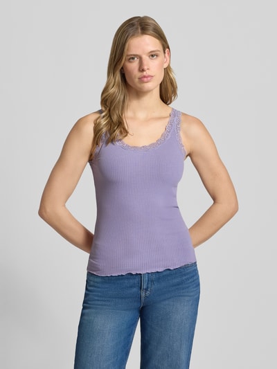 Frauenmodel trägt Slim Fit Tank Top aus Baumwoll-Mix Modell 'SARA' von Only in Flieder mit Spitzenbesatz, Damen Tanktop, Nahaufnahme Oberkörper.