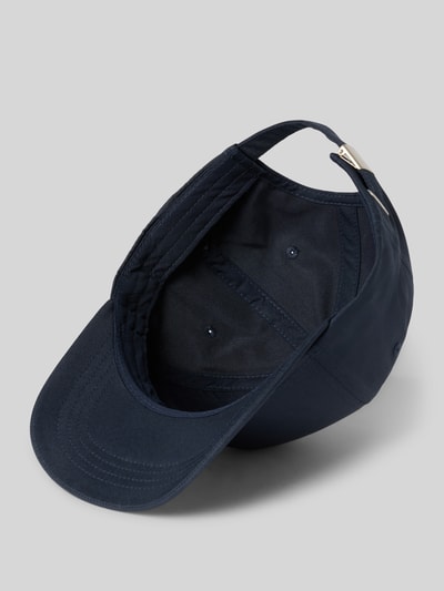 Produktfoto, Basecap mit Logo-Print Modell 'Pau' von JOOP! Collection in Dunkelblau mit verstärktem Schirm, eingestickten Luftlöchern, verstellbarem Riegel an der Rückseite.
