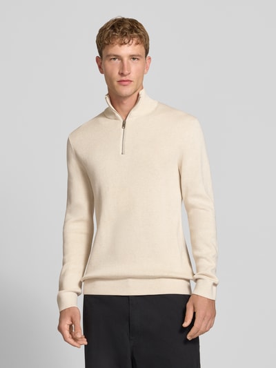 Männermodel trägt Slim Fit Pullover aus reiner Baumwolle Modell 'MILANO' von JACK & JONES in Beige mit Troyer-Kragen, Strick-Optik, Ganzkörperansicht von vorne. Herren Pullover, Rückenlänge 73 cm, Ärmellänge 68 cm.