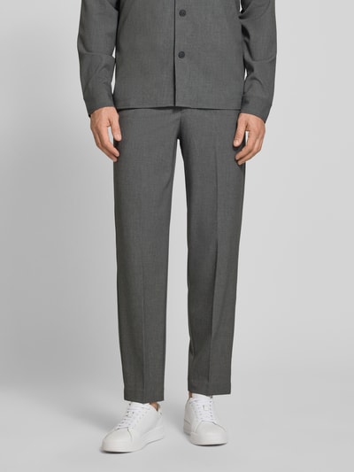 Männermodel trägt Slim Fit Stoffhose mit Viskose-Anteil von Lindbergh in Grau, mit Bügelfalte und Eingrifftaschen, Ganzkörperansicht von vorne.