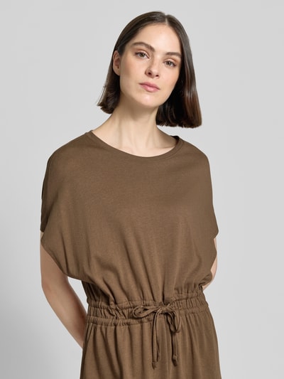 Frauenmodel trägt Tailliertes Freizeitkleid aus Baumwoll-Mix von s.Oliver RED LABEL in Braun, Optik: Unifarben, Nahaufnahme Oberkörper. Passform: Tailliert, Länge: Midi, Ausschnitt: Rundhals, Verschluss: Tunnelzug, Ärmelform: Kurzarm, Saum: Geschlitzt, Material: Baumwoll-Mix.