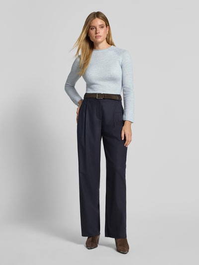Vrouwenmodel draagt Slim Fit Pullover met woll-alpaka-aandeel van comma, lichtblauw, tricotlook, ronde hals, Ganzkörperansicht van voren. Context: Dames pullover van comma, materiaalmix met wol-alpaca-aandeel, slim fit, tricotlook, ronde hals, ruglengte bij maat 36: 59 cm, mouwlengte bij maat 36: 67 cm.