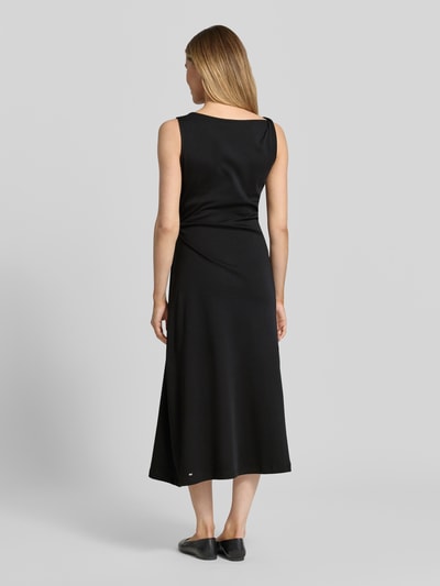 Modelka nosi Körpernahes Freizeitkleid aus reiner Baumwolle von Tommy Hilfiger, efekt: jednolity kolor, drobny splot, długość do kolan, dekolt w łódkę, wiązany detal, dopasowany krój, cienkie ramiączka, 100% bawełna, Ganzkörperansicht Rückansicht.