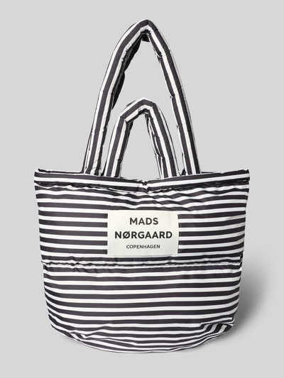 Produktfoto, schwarz-weiß gestreifte Handtasche mit Steppnähten und Label-Detail von MADS NØRGAARD, Tragehenkel, strukturierte Oberfläche
