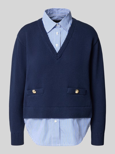 Produktfoto, Regular Fit Strickpullover aus reiner Baumwolle von Lauren Ralph Lauren, granatowy, dzianinowa faktura, głęboki dekolt V, krój regular fit, pasy i prążki, aplikacja z logo, prążkowane wykończenia, materiał: czysta bawełna