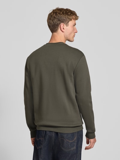 Männermodel trägt Regular Fit Sweatshirt aus Baumwoll-Mix Modell 'CERES' von ONLY in Olivgrün, glatte Textur, Ganzkörperansicht Rückansicht, Herren Sweatshirt von ONLY & SONS.