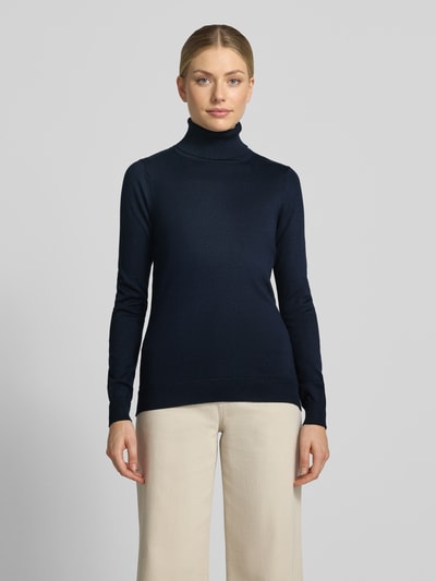 Kobiece model prezentuje Slim Fit Strickpullover aus Viskose-Mix Modell 'IHLULS' von ICHI, Mieszanka wiskozy, Golf, elastyczne wykończenia, Długość tyłu w rozmiarze S: 61 cm, Długość rękawów w rozmiarze S: 66 cm, widok całej sylwetki z przodu.